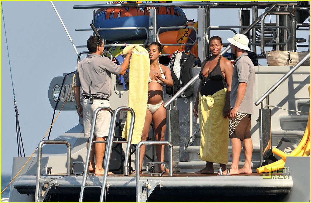 Alicia Keys looking very hot and sexy in bikini on a yacht #75337852