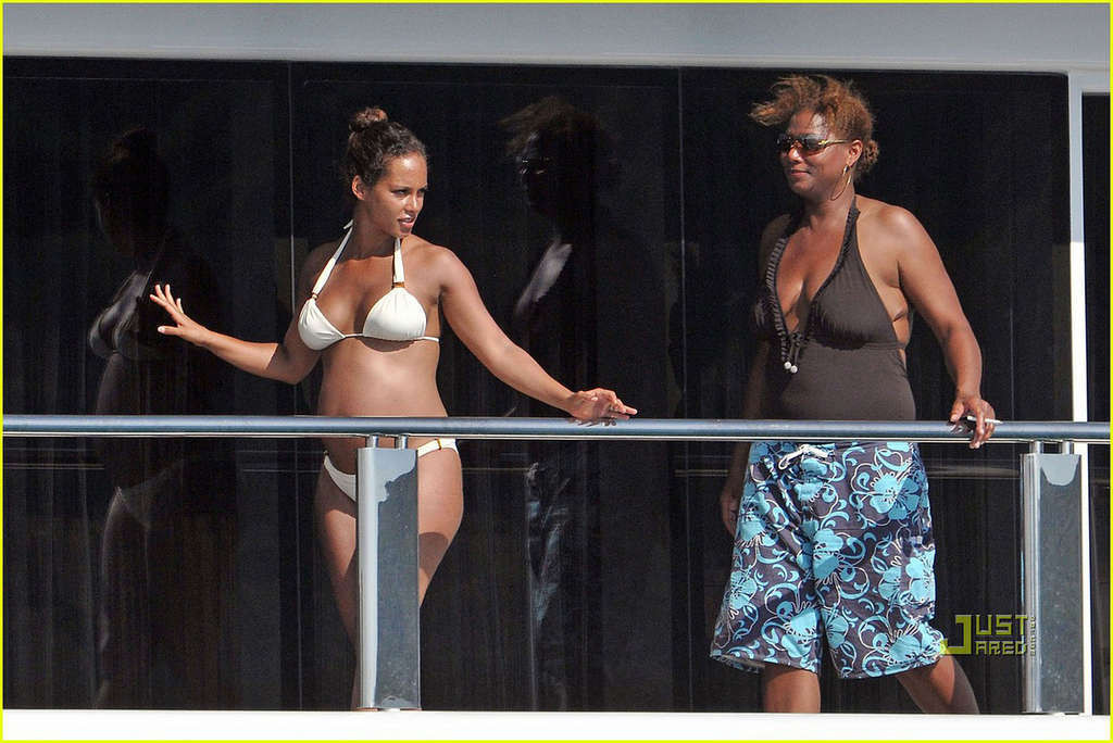 Alicia Keys looking very hot and sexy in bikini on a yacht #75337855