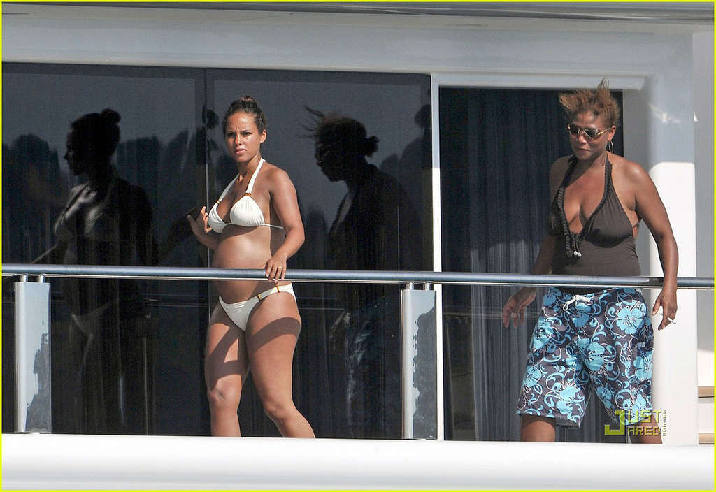 Alicia keys guardando molto caldo e sexy in bikini su uno yacht
 #75337861