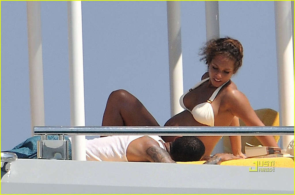 Alicia Keys looking very hot and sexy in bikini on a yacht #75337866
