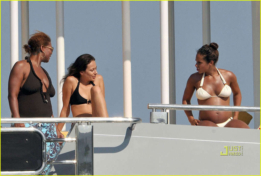 Alicia Keys looking very hot and sexy in bikini on a yacht #75337869