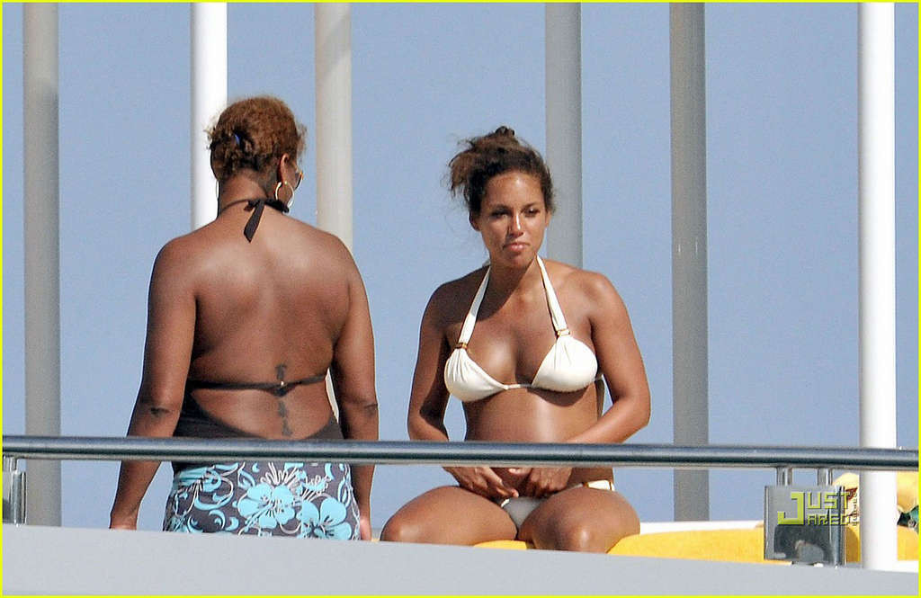 Alicia Keys looking very hot and sexy in bikini on a yacht #75337880