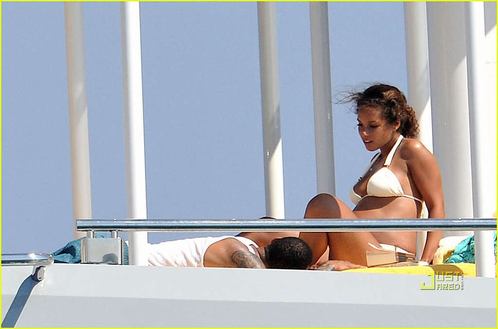 Alicia Keys looking very hot and sexy in bikini on a yacht #75337883