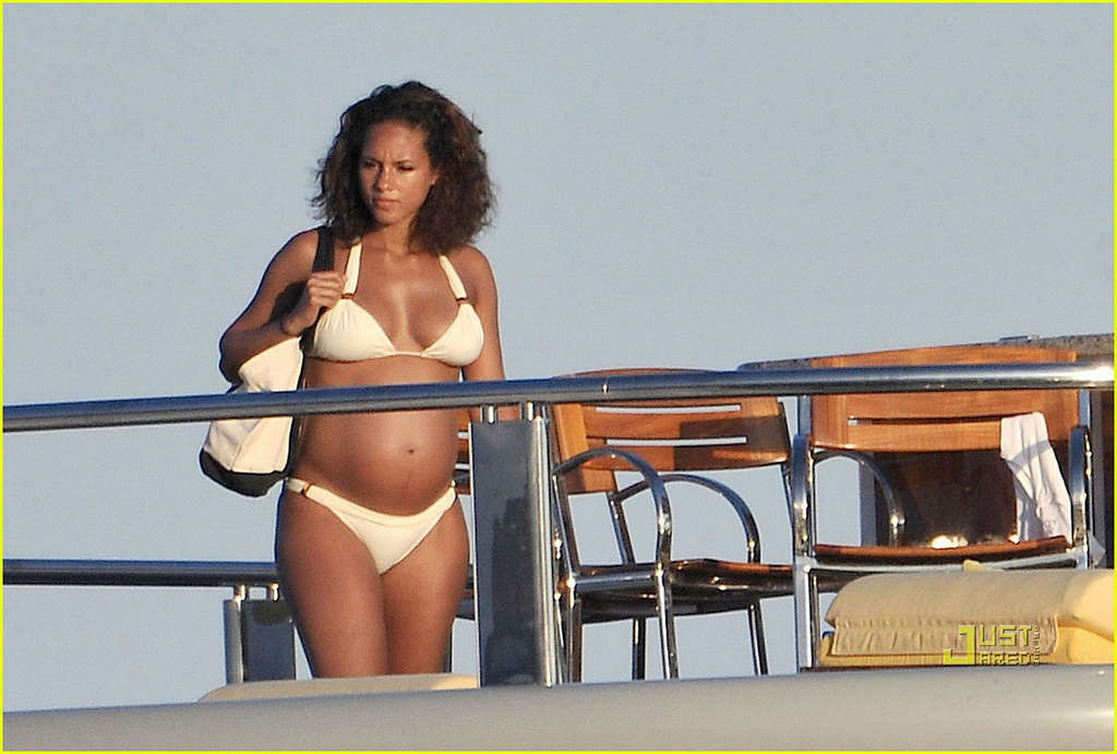 Alicia Keys sieht sehr heiß und sexy im Bikini auf einer Jacht aus
 #75337885