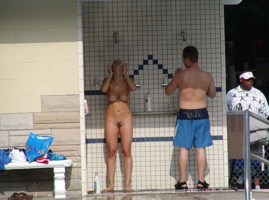 Dos jóvenes nudistas se quitan la ropa rápidamente
 #72253522