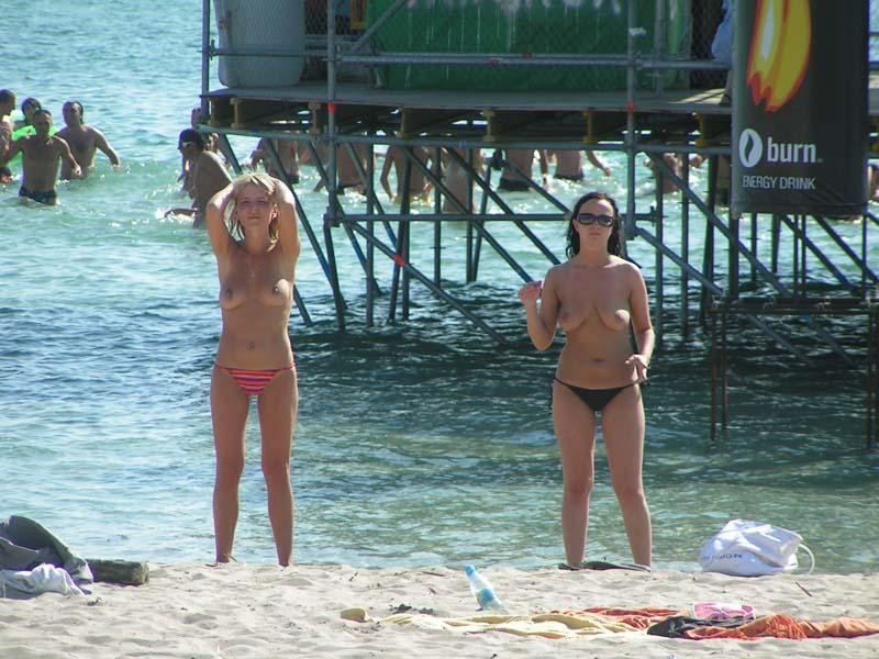 Dos jóvenes nudistas se quitan la ropa rápidamente
 #72253563