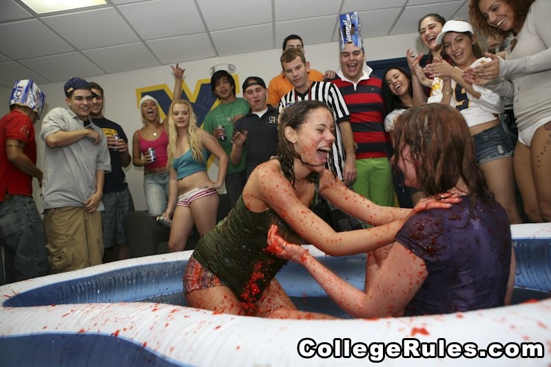 Schlammcatchen mit nackten Studentinnen auf einer College-Party
 #75731377