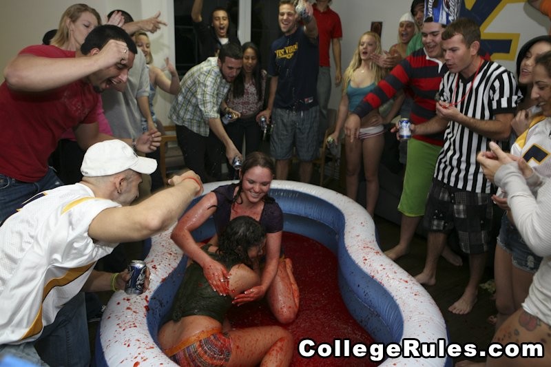 Studentesse che lottano nel fango si spogliano ad una festa del college
 #75731379