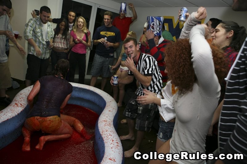 Lucha en el barro de colegialas desnudas en una fiesta universitaria
 #75731381