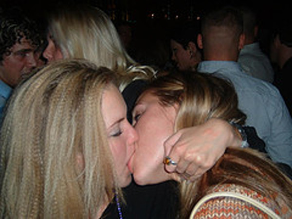 Fucking betrunken Freundinnen küssen und saugen Zungen
 #76402501
