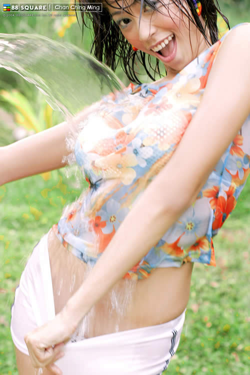 Asian hottie giocando con un tubo da giardino
 #70023925