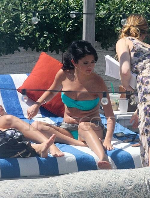 Selena gomez che espone il corpo sexy e il culo caldo in bikini
 #75252487