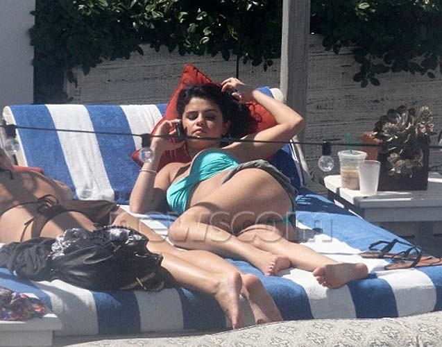 Selena gomez exposant son corps sexy et son cul chaud en bikini
 #75252491