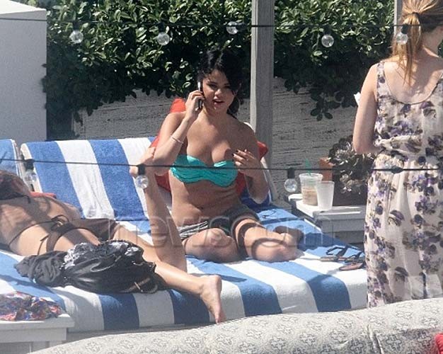 Selena gomez exposant son corps sexy et son cul chaud en bikini
 #75252497