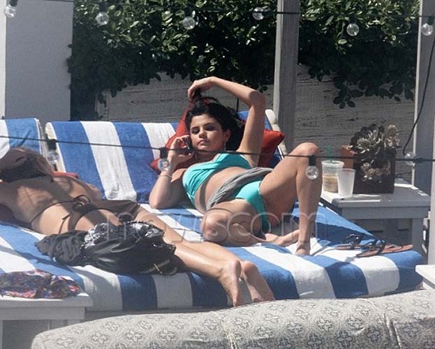 Selena gomez che espone il corpo sexy e il culo caldo in bikini
 #75252502