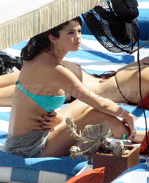 Selena gomez exposant son corps sexy et son cul chaud en bikini
 #75252508