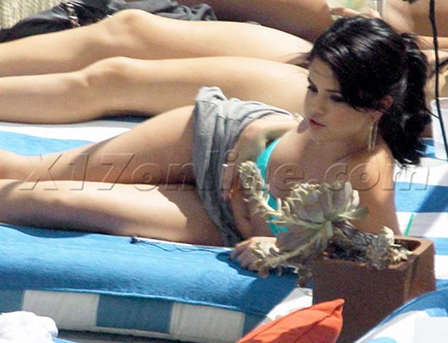 Selena gomez exposant son corps sexy et son cul chaud en bikini
 #75252518