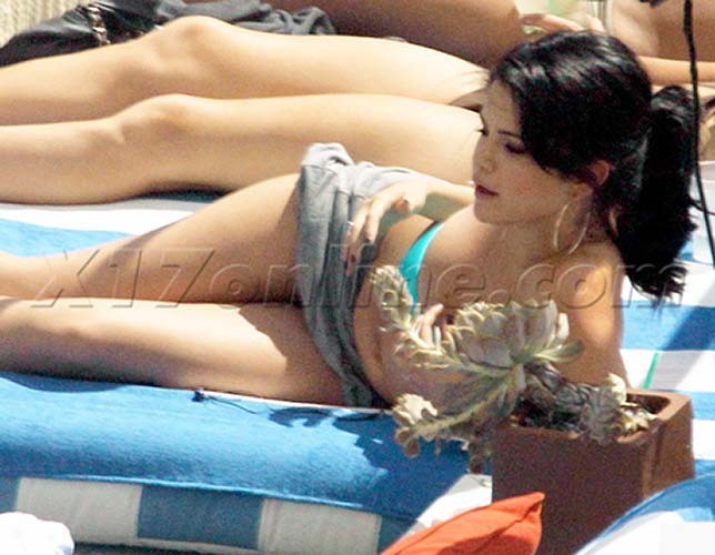 Selena gomez che espone il corpo sexy e il culo caldo in bikini
 #75252523