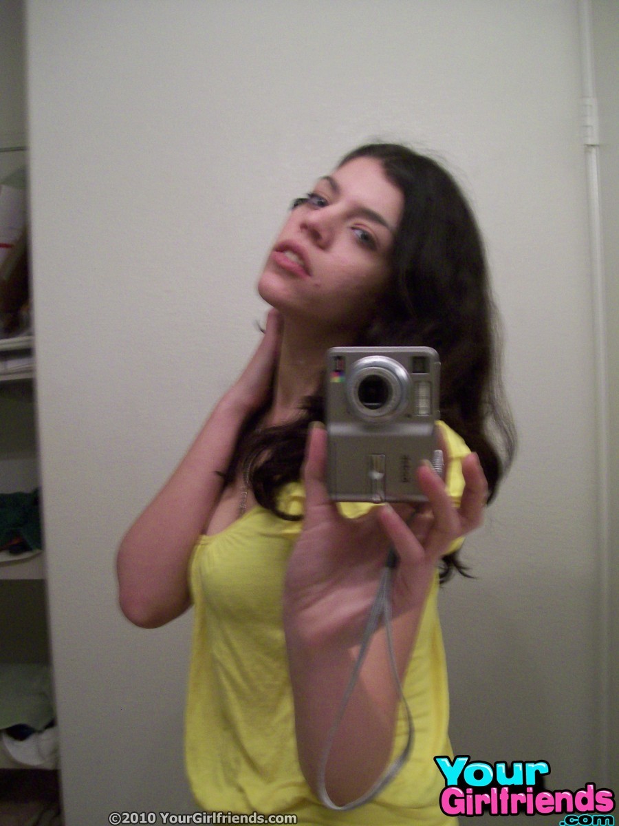 Teen im Badezimmer spielt mit ihrem Körper, während sie Bilder im Spiegel schießt
 #67175260