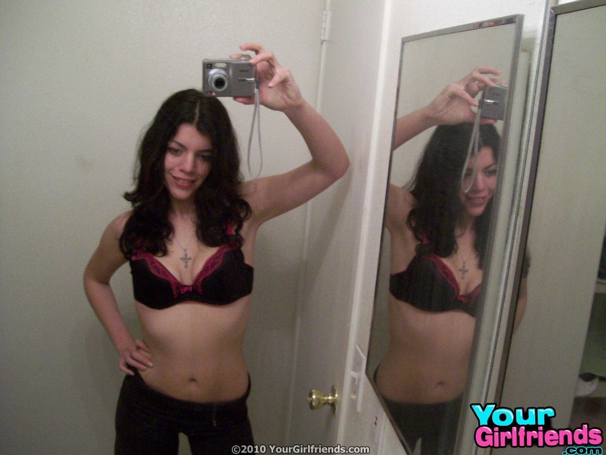 Teen im Badezimmer spielt mit ihrem Körper, während sie Bilder im Spiegel schießt
 #67175266