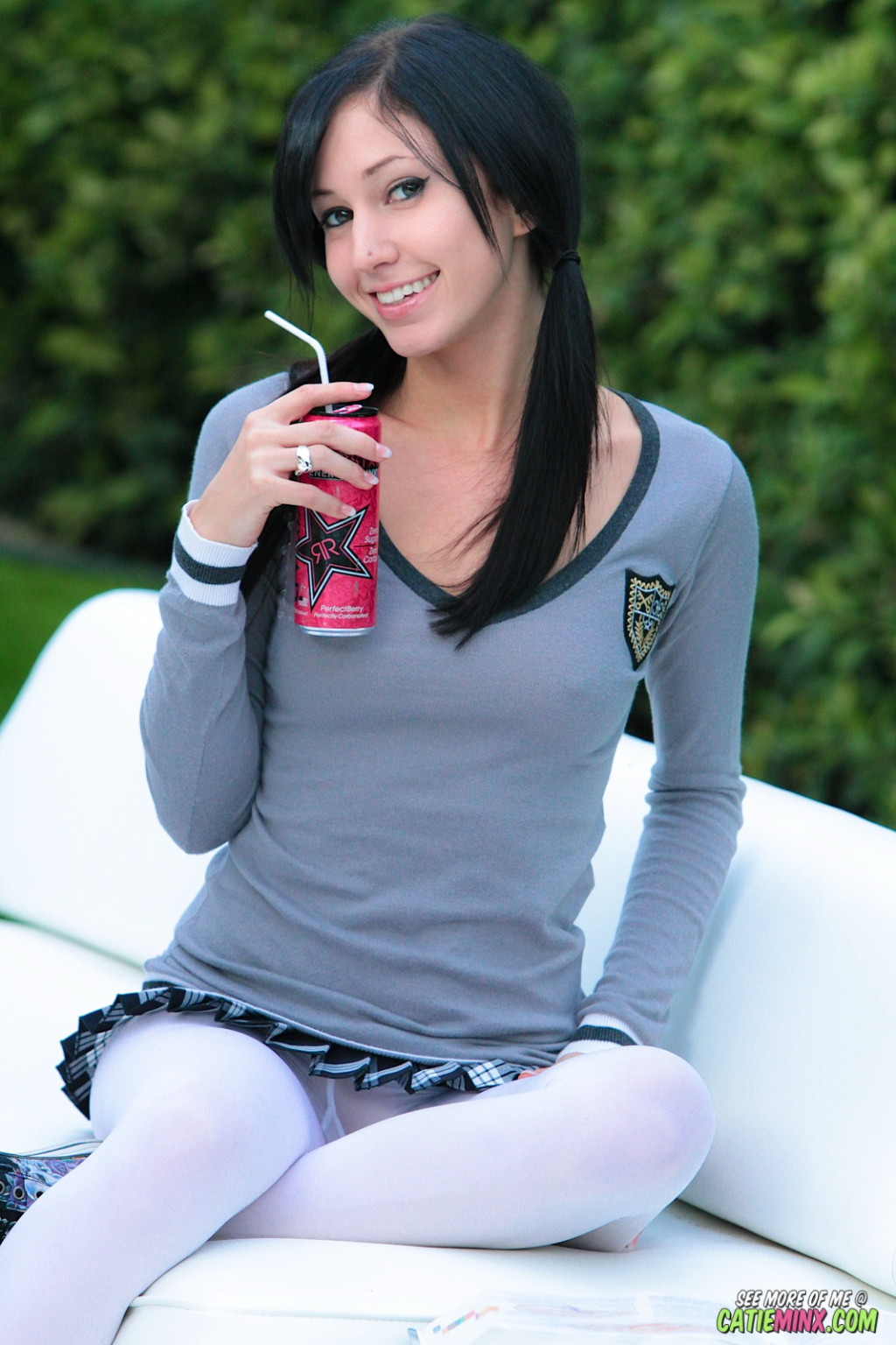 Joven delgada catie minx al aire libre en uniforme de colegiala flashin
 #78593006