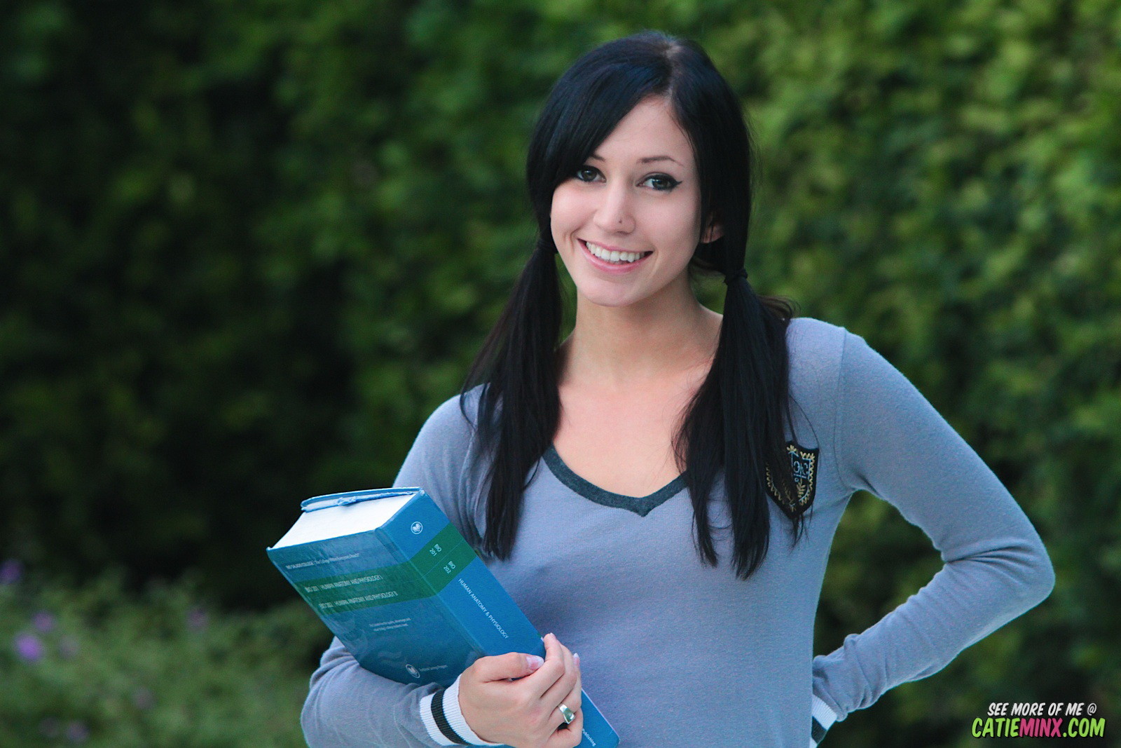 Joven delgada catie minx al aire libre en uniforme de colegiala flashin
 #78593016