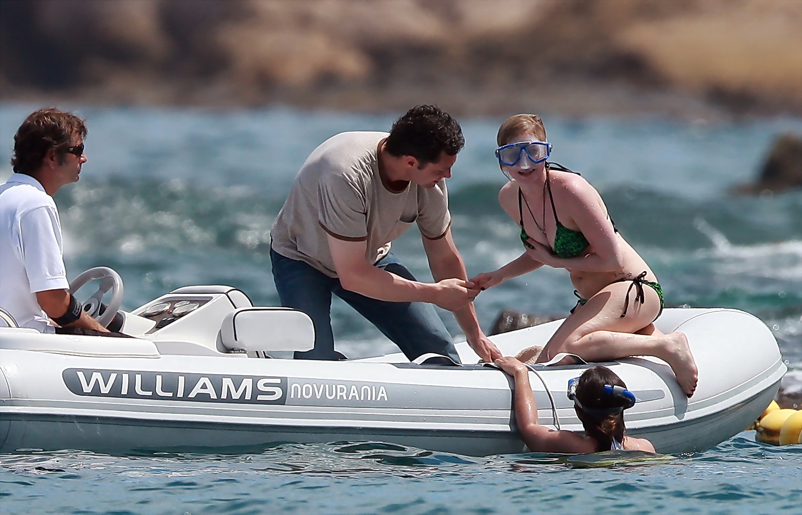 Avril lavigne mostrando su cuerpo curvilíneo con un escaso bikini verde mientras hace submarinismo
 #75256807