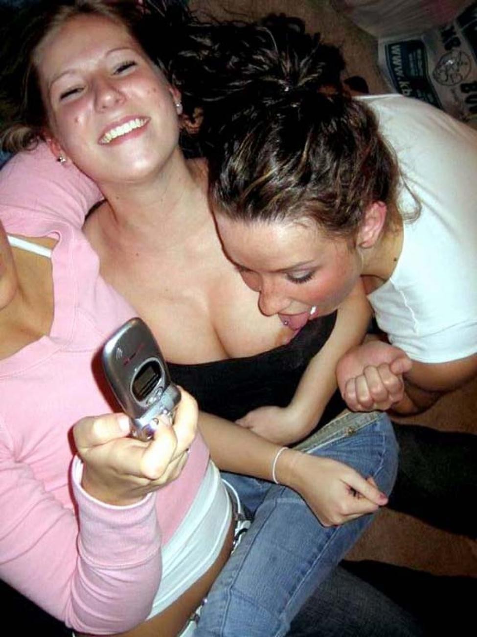 Heiße Bilder von betrunkenen Teens, die nackt sind und Spaß haben
 #77129764