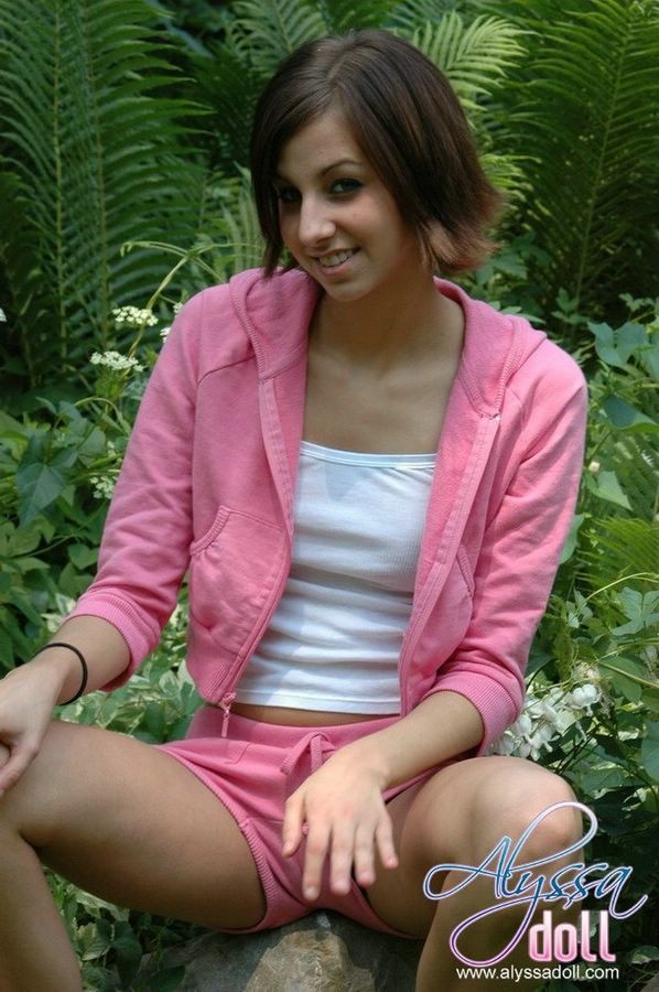 Super niedlich alyssa posiert im Wald in rosa
 #78636878