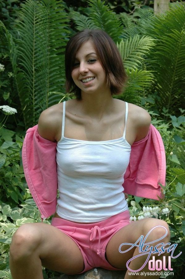 Super niedlich alyssa posiert im Wald in rosa
 #78636917