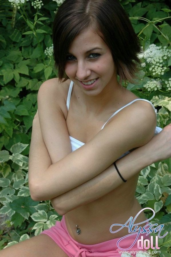 Super niedlich alyssa posiert im Wald in rosa
 #78636977