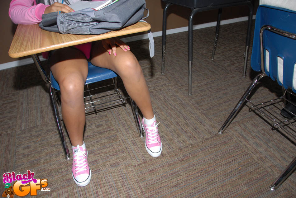 Une jeune amateur d'Ebony montre sa culotte sous le bureau de l'école.
 #73350035