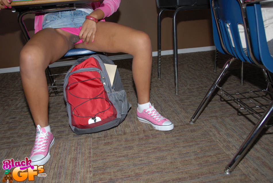 Une jeune amateur d'Ebony montre sa culotte sous le bureau de l'école.
 #73350066