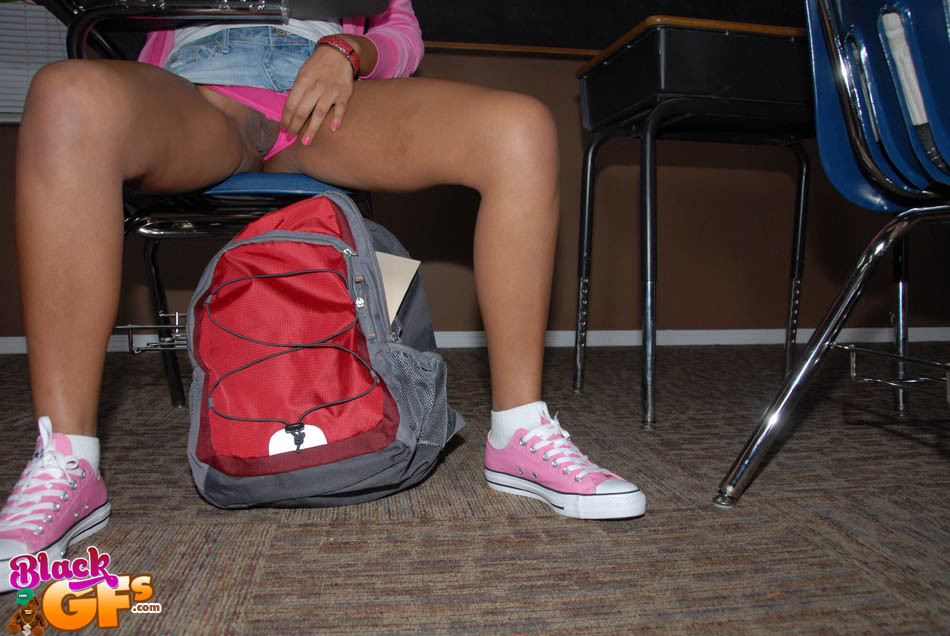 Une jeune amateur d'Ebony montre sa culotte sous le bureau de l'école.
 #73350073