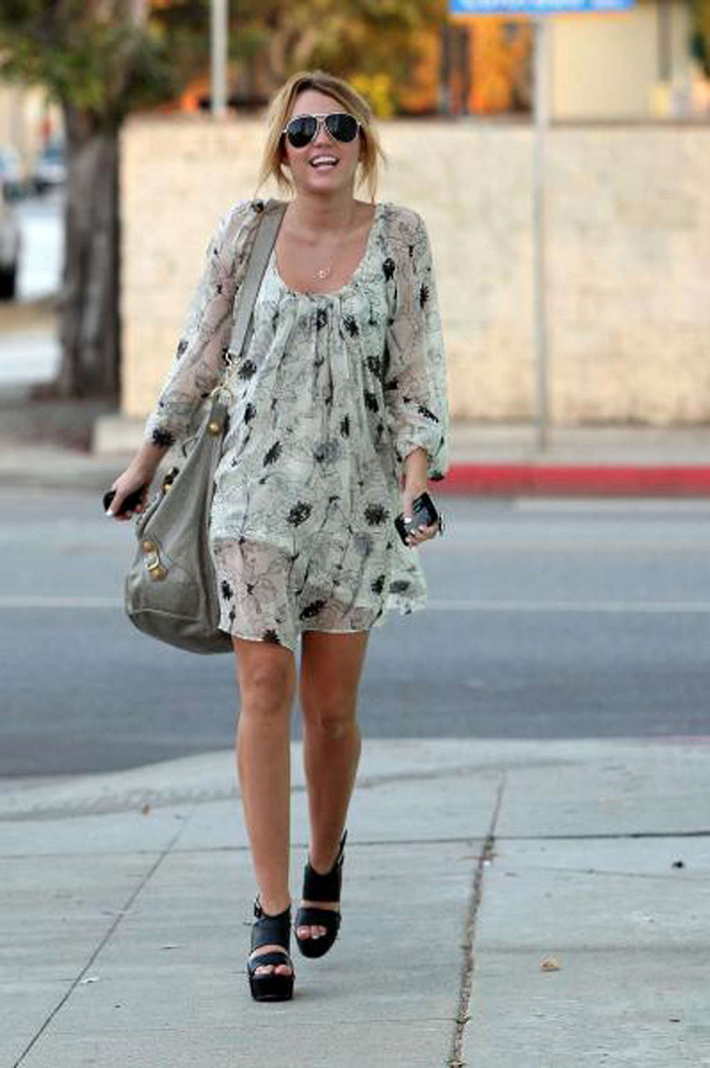 Miley Cyrus che mostra il suo corpo sexy e le gambe calde in gonna sulla strada
 #75332276