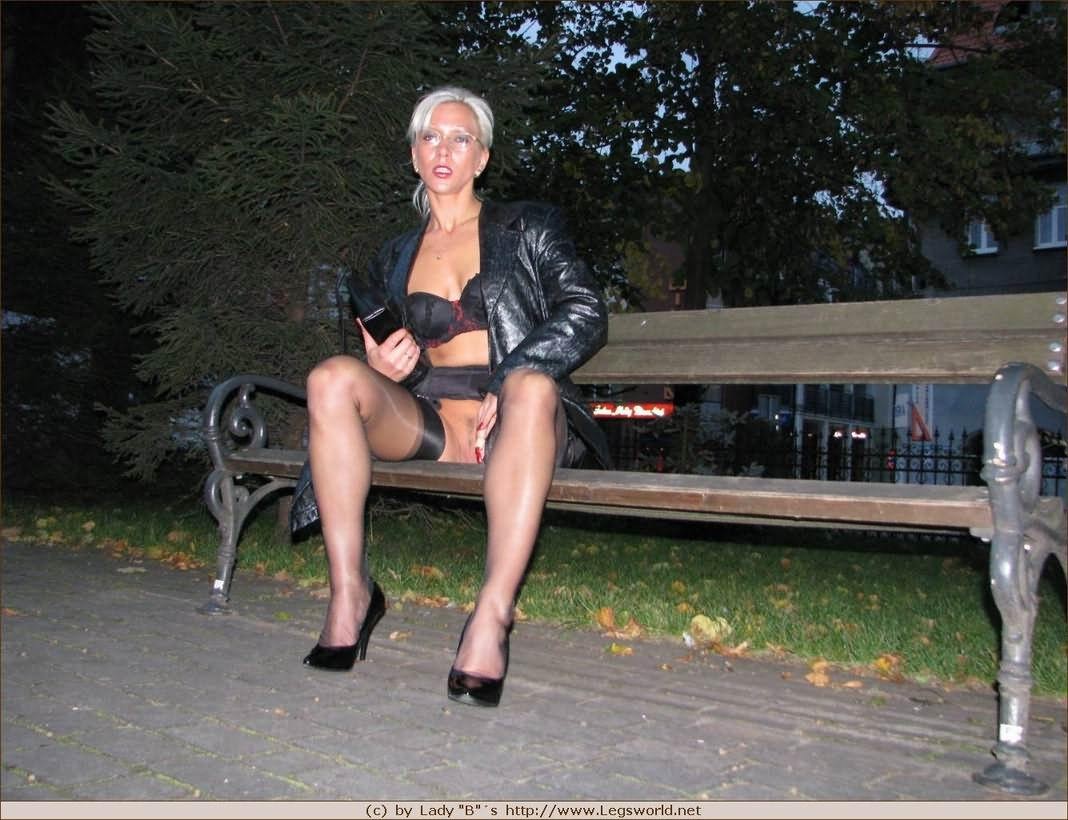 Milf en bas et manteau de cuir posant en public
 #78023187