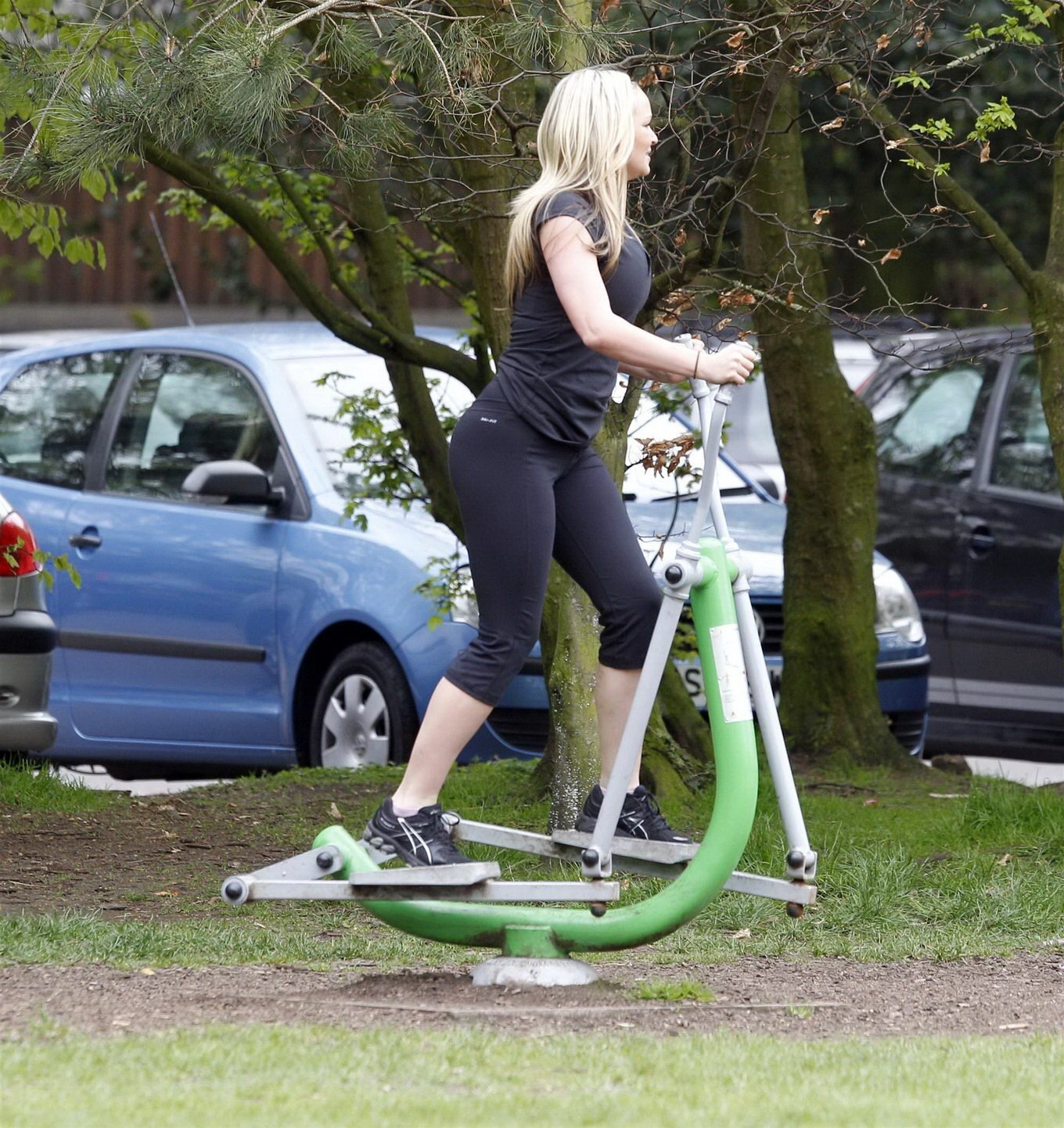 Jennifer ellison zeigt ihren Arsch in engen Jogginghosen beim Workout in live
 #75305687