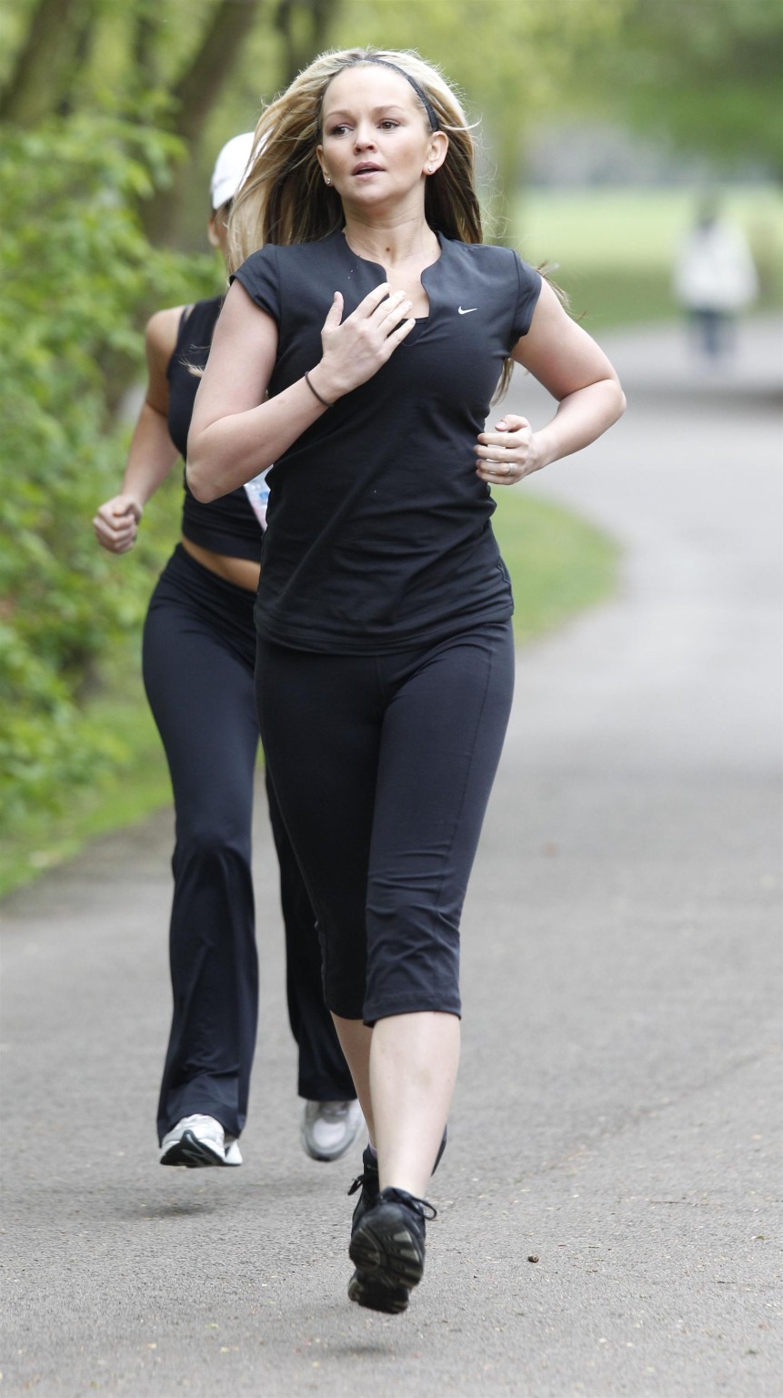 Jennifer ellison montre ses fesses dans un pantalon de survêtement moulant lors d'une séance d'entraînement en direct.
 #75305691