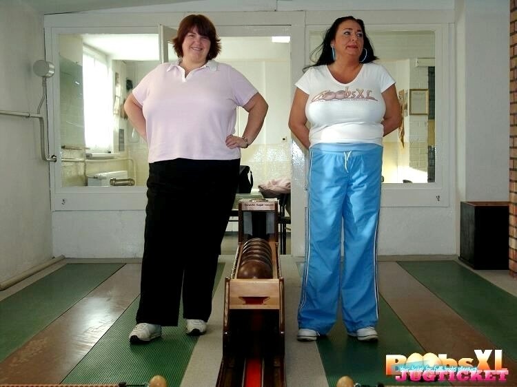 Sabrina meloni e amico mostrando enormi tette in bowling
 #67191519