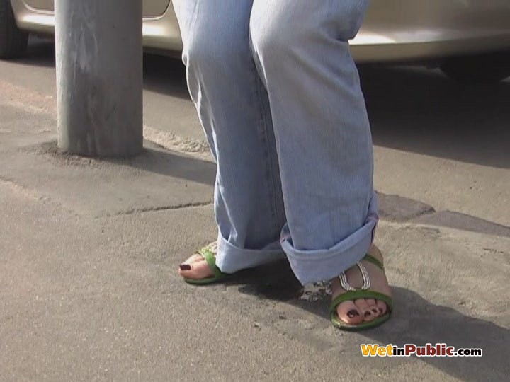 Wee-soggy Jeans und nackte Fotze einer Schlampe, die sich in der Öffentlichkeit bepinkelt hat
 #73247135