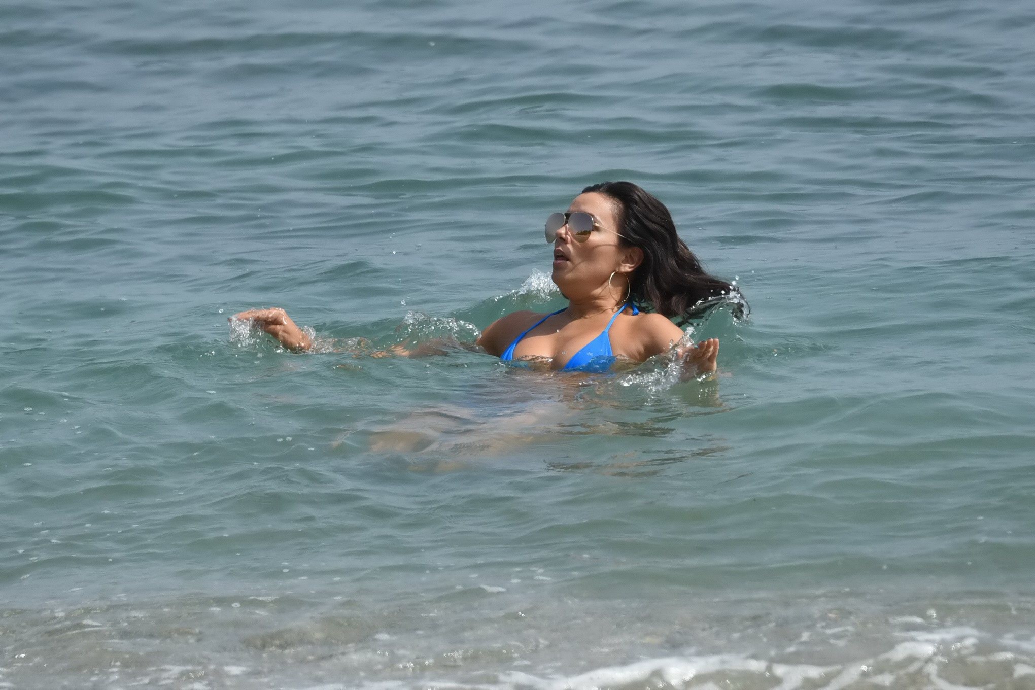 Eva longoria superbe dans un minuscule bikini bleu sur une plage
 #75159481