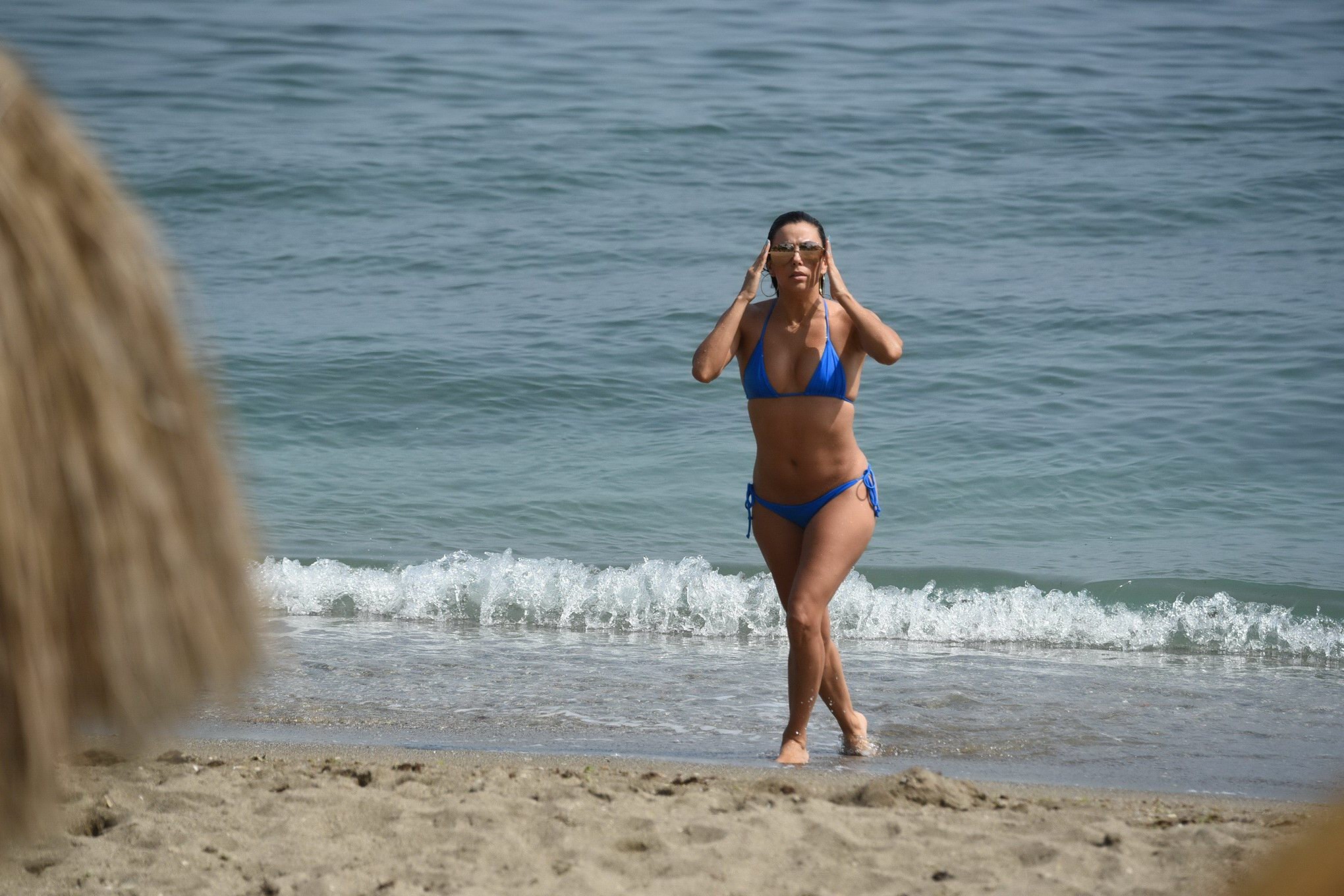 Eva Longoria atemberaubend in winzigem blauen Bikini am Strand
 #75159508