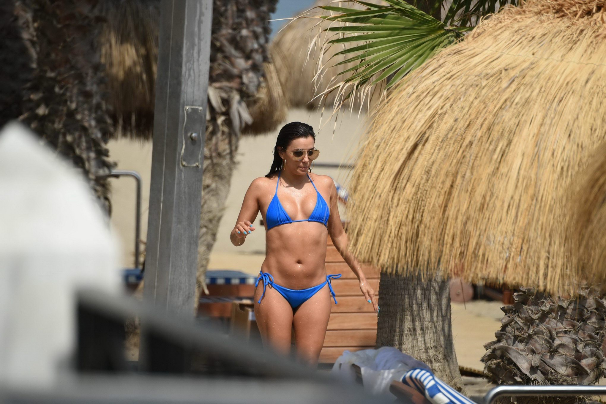Eva longoria superbe dans un minuscule bikini bleu sur une plage
 #75159545