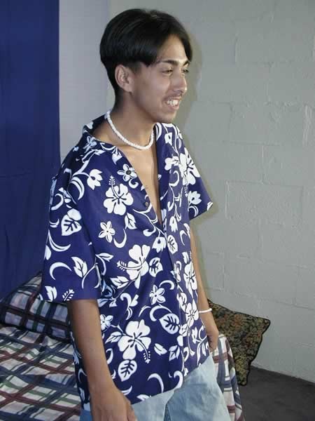 Chico asiático desnudándose
 #77010192