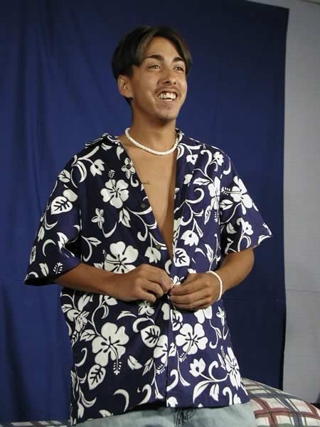 Chico asiático desnudándose
 #77010199