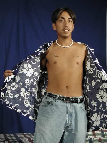 Chico asiático desnudándose
 #77010206