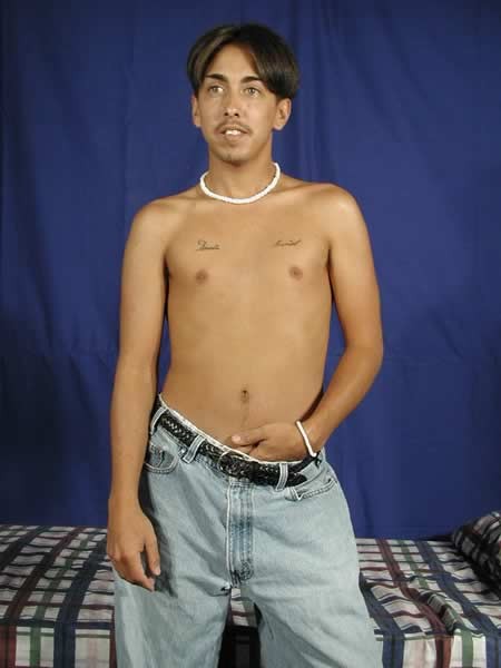 Chico asiático desnudándose
 #77010217