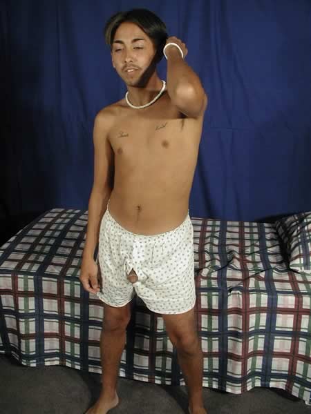 Chico asiático desnudándose
 #77010239