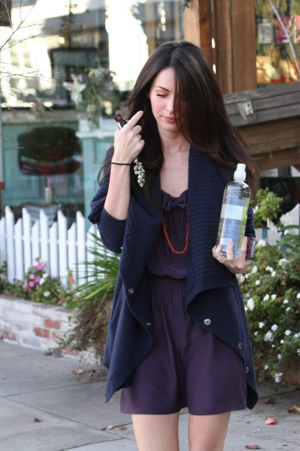 Megan fox en jambes quittant le salon Byron Tracey à Beverly Hills.
 #75319666