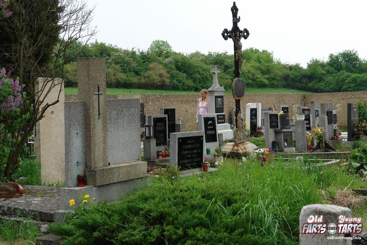 Una rubia joven le hace una mamada al abuelo en un cementerio
 #78606308